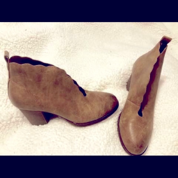 Brown scalloped booties - Picture 1 of 2
